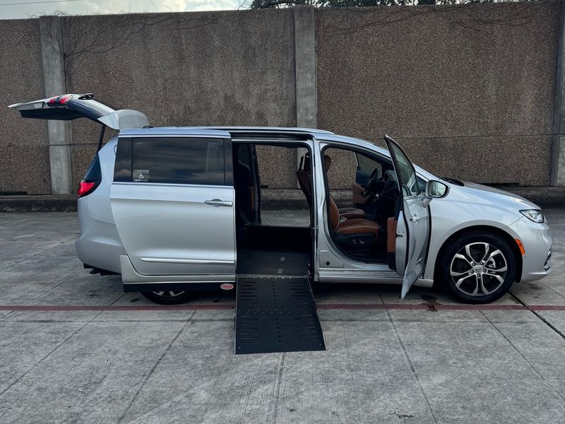 New 2024 Chrysler Pacifica