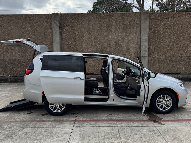 New 2024 Chrysler Pacifica